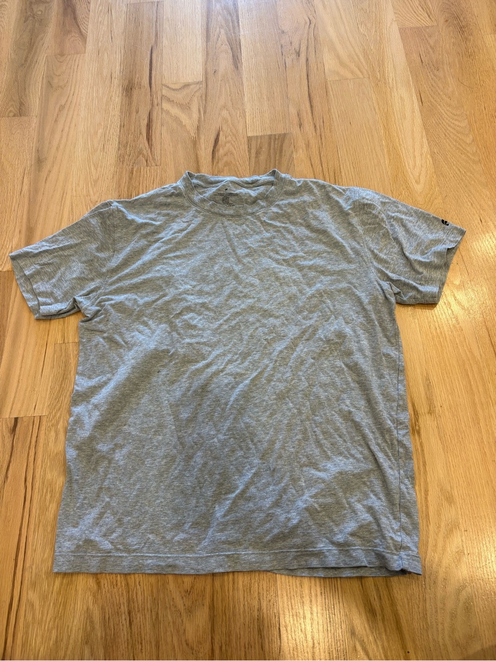 Fabletics tshirt - Picture 2 of 3